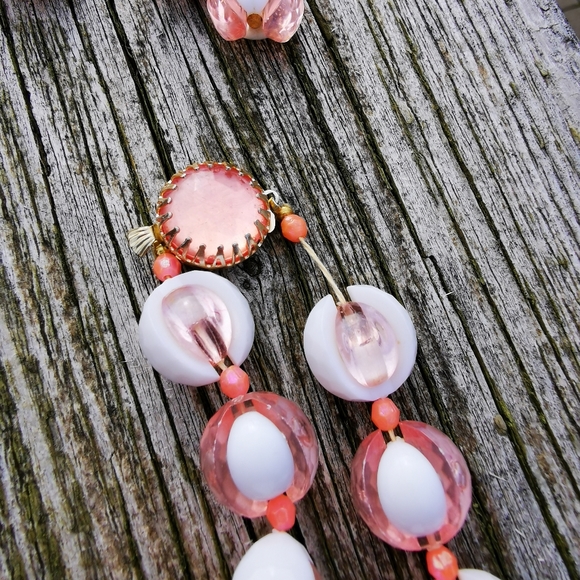 Vintage White and Pink Plastic Bead Necklace and Clip On Earrings - Picture 6 of 16
